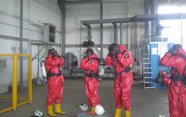 Спасатели Самарского центра «ЭКОСПАС» в костюмах полной газовой защиты