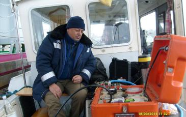 Водолазный специалист Калининградского центра «ЭКОСПАС» у пульта управления водолазом