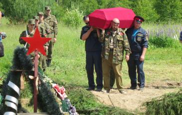 Торжественно-траурная церемония захоронения останков погибших воинов