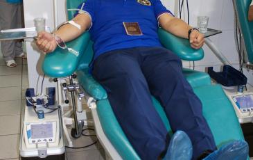 Директор Брянского центра «ЭКОСПАС» Валерий Ким сдает кровь