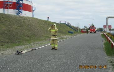 Подача пожарного рукава к месту возгорания на объекте ООО «ЛУКОЙЛ-Западная Сибирь»