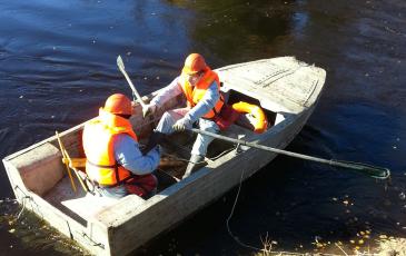 Спуск лодки на воду для постановки боновых заграждений
