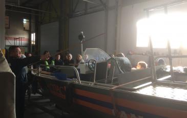Ребята интересуются устройством моторной лодки