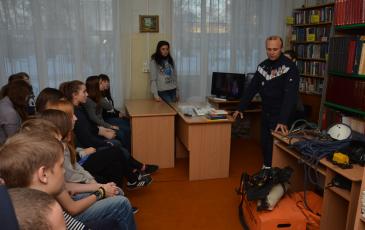 Участники мероприятия слушают рассказ Вячеслава Рытого о профессии спасателя