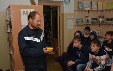 Спасатель Дмитрий Дьячков демонстрирует участникам мероприятия магнитный пластырь консольного типа