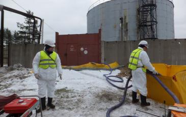 Спасатели ЦАСО «ЭКОСПАС» производят ликвидацию условного аварийного разлива нефтепродуктов (Завод имени В.А. Дегтярева, 24 ноября 2016 года)