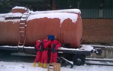 Спасатели Иркутского центра «ЭКОСПАС» устанавливают магнитный пластырь на цистерну (ж/д ст. Киренга, 24 ноября 2016 года)