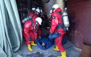 Спасатели Самарского центра «ЭКОСПАС» эвакуируют пострадавшего из зоны ЧС (г. Чапаевск, 30 ноября 2016 года)