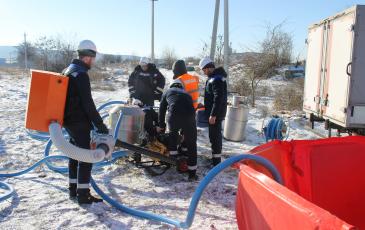 Спасатели Чеченского центра «ЭКОСПАС» осуществляют имитацию сбора нефти (г. Гудермес, 8 декабря 2016 года)
