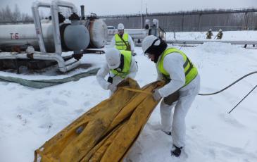 Спасатели ЦАСО «ЭКОСПАС» устанавливают бонновые заграждения (г. Рязань, 21 декабря 2016 года)