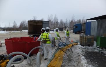 Спасатели ЦАСО «ЭКОСПАС» работают искробезопасным инструментом (г. Рязань, 26 декабря 2016 года)