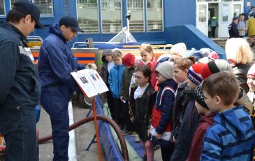 Спасатели Самарского центра «ЭКОСПАС» рассказывают детям о причинах загрязнения окружающей среды
