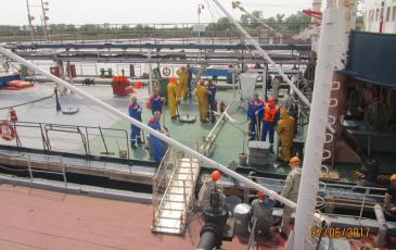 Работа личного состава судов по сбору разлившегося нефтепродукта на палубах судов