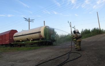 Пожарный расчет ПЧ-6 ФГКУ «22 отряд ФПС по РБ» охлаждает аварийную цистерну водой