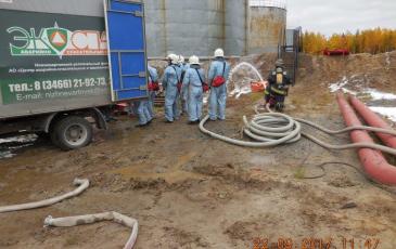 Разгрузка нефтесборного оборудования спасателями Нижневартовского центра ПАСФ «ЭКОСПАС»