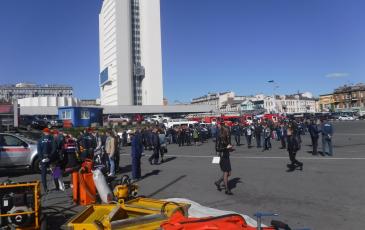Гости и жители г. Владивосток на выставке пожарно-спасательной техники