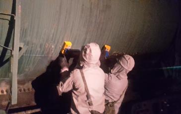 Спасатели Амурского ТП устанавливают магнитно-герметизирующее устройство на пробоину в цистерне