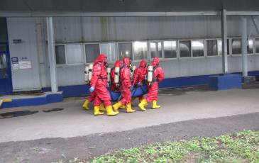Спасатели Уфимского ТП эвакуируют  пострадавшего из аварийного цеха «Пивоварня Москва-Эфес»