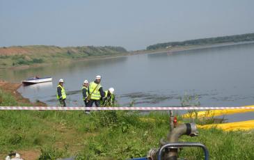 Подготовка боновых заграждений к постановке на реке Белая