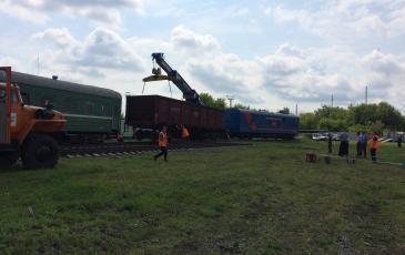 Специалисты аварийно-восстановительного поезда возвращают платформу на рельсы