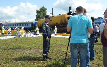 Заместитель командира отряда Иван Шумаков даёт интервью РЖД-ТВ об итогах учений 