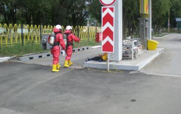 Спасатели при помощи газоанализатора определили фоновую концентрацию загрязнения